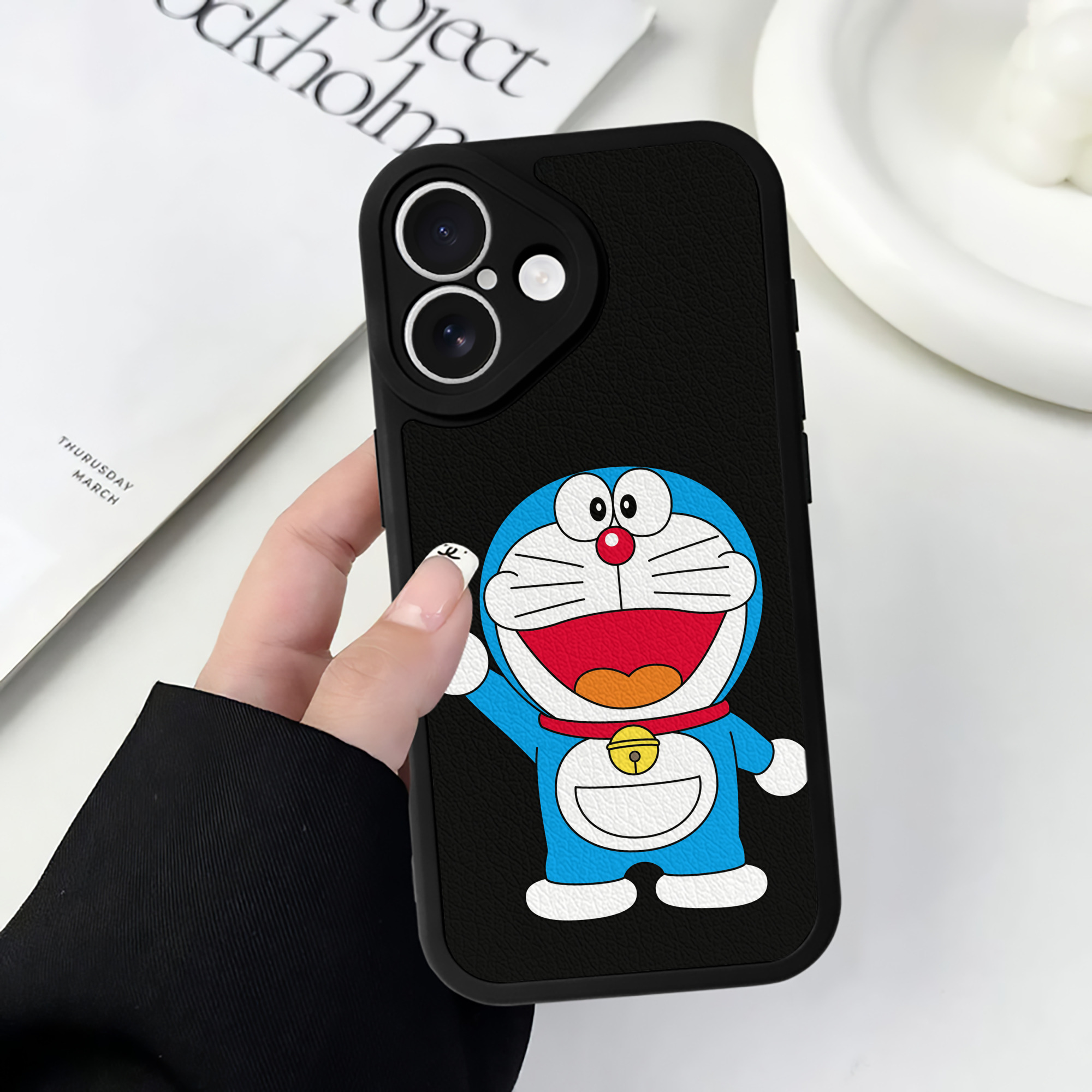 （画像用） ドラえもん Doraemon 【iPhone 16シリーズ対応】シリコンスマホケース（レザー調） 材質：シリコン